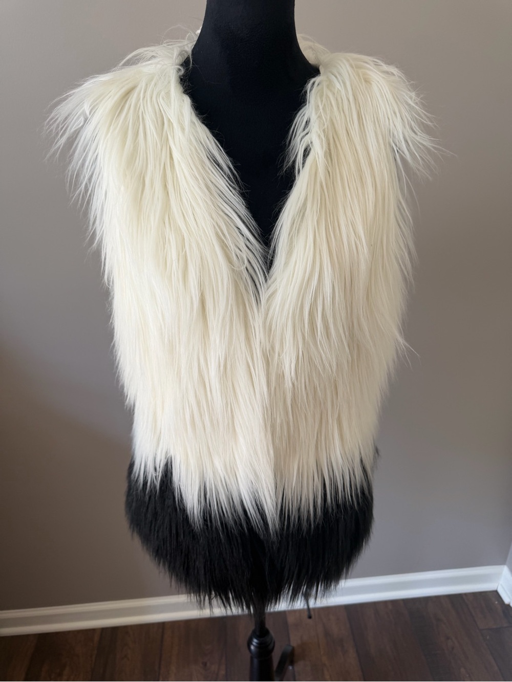 Dolce Cabo Luxury Faux Fur Vest in Cream and Black LGE